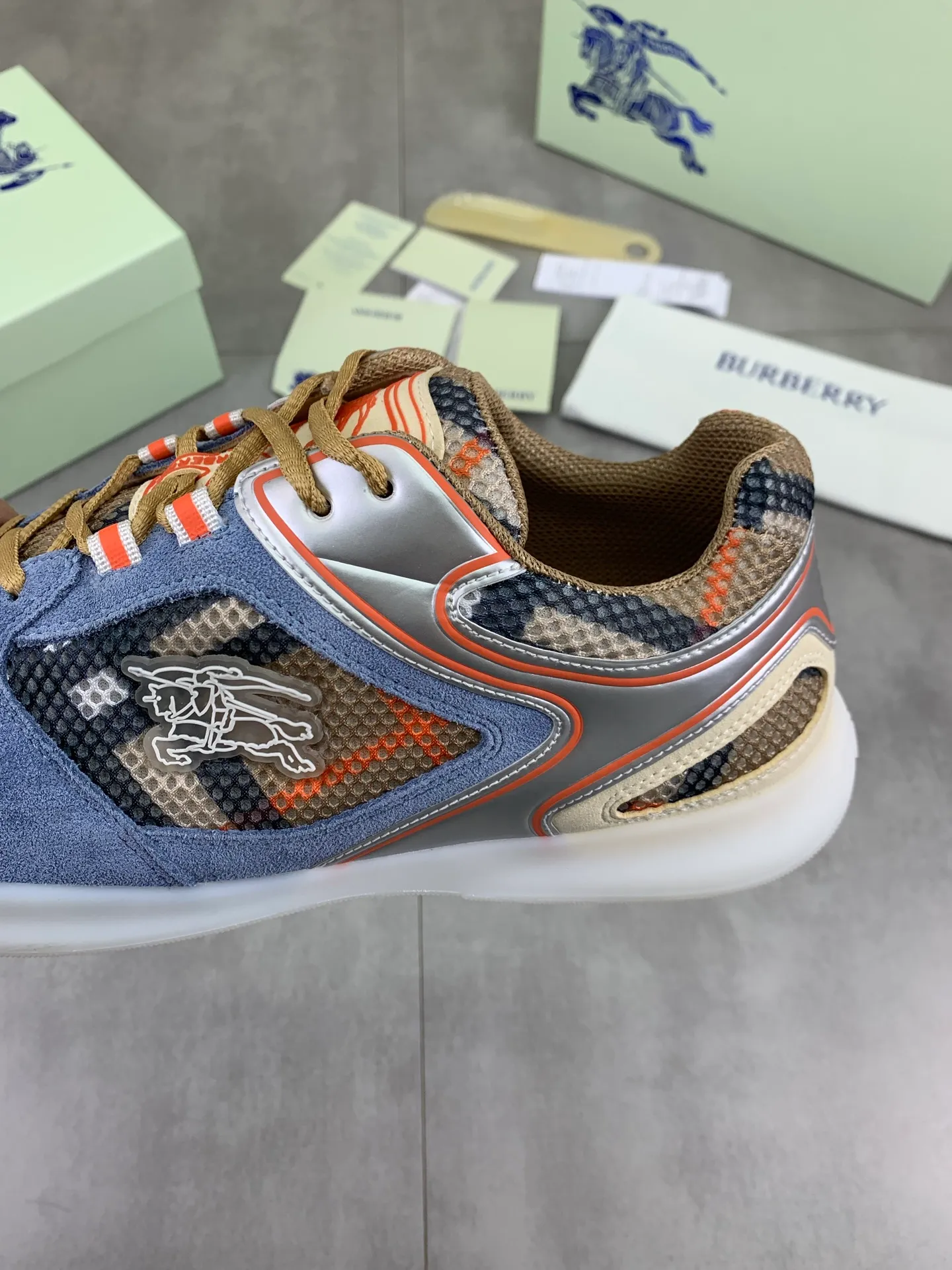 Factory price P720 [BURBERRY] Burberry - High-end quality original order - Upper: imported 🔝 original material - Inner lining: cowhide lining, feet; water-dyed cowhide - Outsole: ultra-light TPR rubber; two-color molded outsole - Ultra-high quality control·Fine workmanship: highlighted (high-end·nobility·grade) -Size: 36-46 for men and women Color: 4️⃣colors available